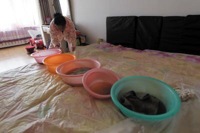 新昌楼上漏水，住户失联，小区没物管，业主维权难！律师来支招……